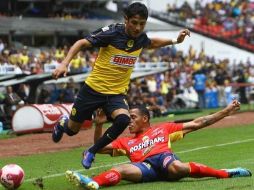 Reyna trata de quitarse la marca de Aldo Leao en el partido. MEXSPORT  /