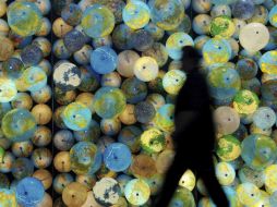 Un hombre camina por un puesto en la víspera de la inauguración de la Feria del Libro de Fráncfort. EFE  /