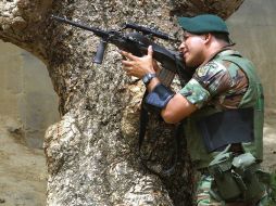 Un soldado colombiano en maniobras de defensa. ARCHIVO  /