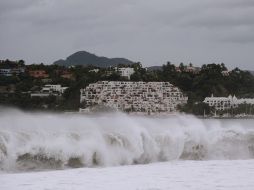 Olas elevadas hoy en playas de Manzanillo, Colima, provocadas por el acercamiento del huracán. AFP  /