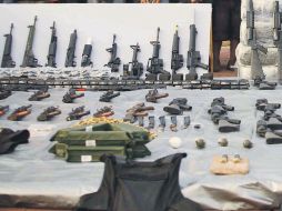 Aspecto del decomiso en el que figuran un lanzagranadas, un cohete y más de 18 mil cartuchos. EL UNIVERSAL  /