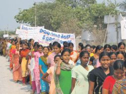 Mujeres salen a las calles en la India para protestar contra todas las formas de maltrato y vejaciones de que son objeto. AFP  /