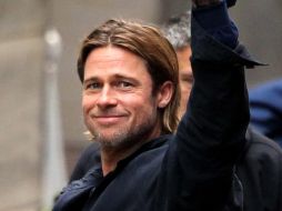 En la fotografía, Brad Pitt se despide de Glasgow tras terminar de filmar su película 'World War Z'. AP  /