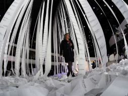 Una mujer camina entre medio de una instalación llamada 'Murmur Study', en el centro de prensa de la Feria del Libro. EFE  /