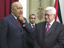 El mandatario venezolano recibió en las escaleras del Palacio de Miraflores a Abás. EFE  /