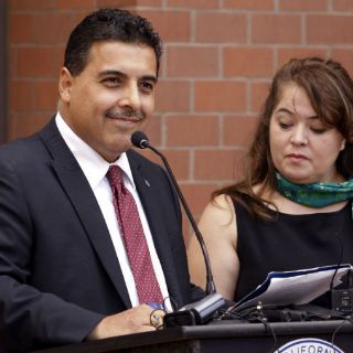 José Hernández presenta candidatura al Congreso