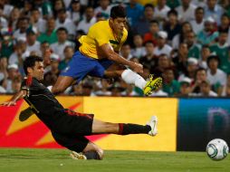 Brasil terminó el encuentro con 10 hombres. AFP  /