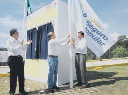 El Presidente Felipe Calderón y el gobernador de Tlaxcala, Mariano González, izan la bandera del Seguro Popular. EL UNIVERSAL  /