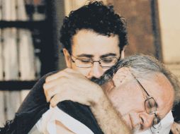 El escritor Javier sicilia es consolado por la muerte de su hijo el pasado 25 de marzo. EL UNIVERSAL  /