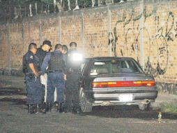 Policías de Zapopan encontraron tres de los cuerpos en un auto.  /