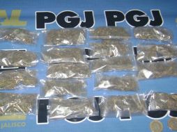 Los sujetos fueron detenidos en posesión de 10 y 18 emboltorios de mariguana que pretendían comercializar.  /