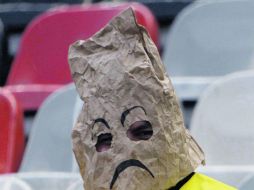Algunos aficionados que acuden a ver a su equipo lo hacen con el rostro tapado con una bolsa de papel. MEXSPORT  /