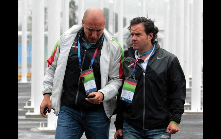 Alejandro Cárdenas y Bernardo de la Garza platican durante uno de sus traslados en al Villa Panamericana. MEXSPORT  /