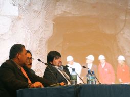 Los mineros hablaron sobre la experiencia de permanecer 69 días sepultados a 700 metros de profundidad. EFE  /