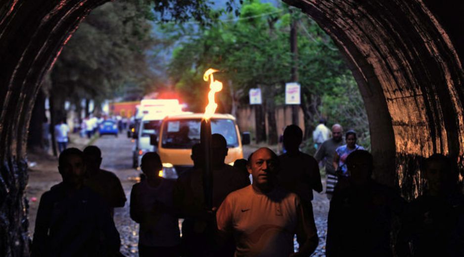 José Alberto Ventura  corre con la antorcha  de los JP, en Amatitán. AFP  /