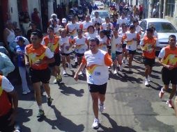 El alcalde Miguel Castro fue el encargado de recibir la flama en el municipio.  /