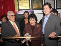Carmen Salinas, Ernesto Gómez Cruz y A. Fernández Ramírez en el corte de listón. NOTIMEX  /