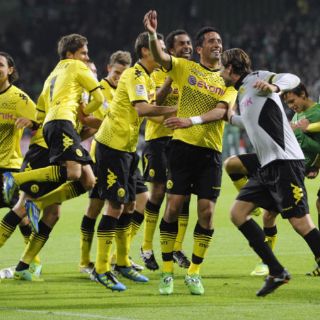Dortmund victorioso le pisa los talones al Bayern