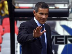 Alfredo Tena saluda a la afición durante uno de los últimos partidos de las Águilas. MEXSPORT  /