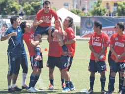 Hay buen ambiente en el seno rojiblanco, aquí durante una práctica, levantan al defensa Kristian Álvarez. MEXSPORT  /