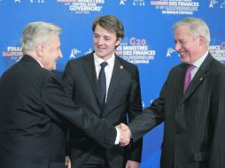 Saludo entre Los gobernadores del Banco Central Europeo, Jean-Claude Trichet (izq.), y el de Francia, Chirstian Noyer. REUTERS  /