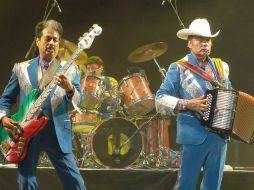 El público colombiano canta 'la jaula de oro', tema a dueto con Juanes. ARCHIVO  /