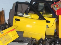 Tres individuos fueron sorprendidos cuando desmantelaban un vehículo de alquiler robado.  /