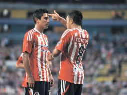 En la anotación del segundo tanto, Fabián (der.) festejó simulando disparar una pistola en la frente de ''Venado''. MEXSPORT  /