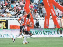 Marco Fabián (der.) vivió una noche redonda ayer ante Estudiantes, al anotar tres de los cinco goles de su equipo. MEXSPORT  /