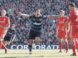 Javier “Chicharito” Hernández celebra su anotación en medio de los defensas del cuadro rojo. REUTERS  /
