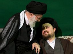 El líder supremo iraní, ayatolá Ali Jamenei (i) ,calificó de ''absurdas y sin sentido'' las acusaciones de Estados Unidos. EFE  /