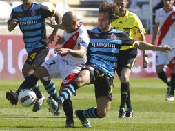 El mediocampista del Rayo Vallecano, José María Movilla, lucha por el balón ante el centrocampista del Espanyol, Joan Verdú. EFE  /
