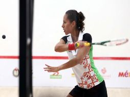 La squashista capitalina con los ojos firmes en la pelota que la llevaría a la medalla. NOTIMEX  /