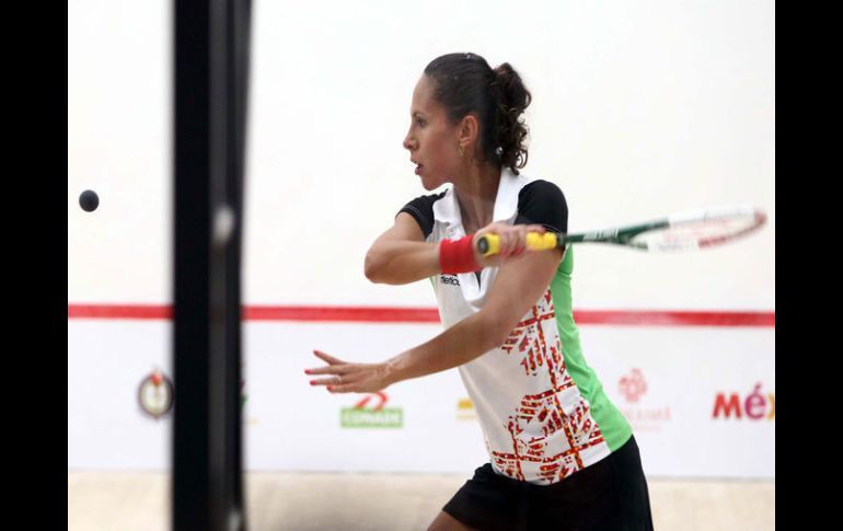 La squashista capitalina con los ojos firmes en la pelota que la llevaría a la medalla. NOTIMEX  /