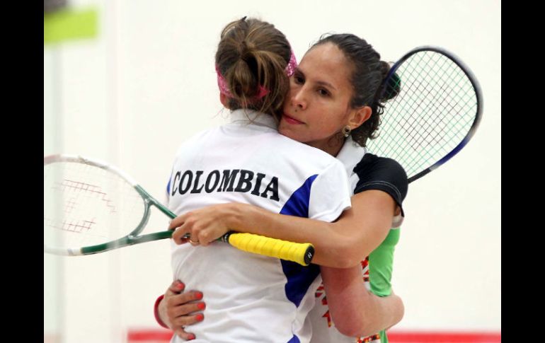 Samantha abraza a su rival colombiana después de vencerla en sólo 25 minutos. NOTIMEX  /