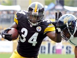 Rashard Mendenhall (34), de Pittsburgh, rodea al jugador de Jaguares, Rashean Mathis para concretar un pase durante el partido. AP  /