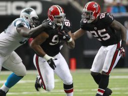 El tacleador defensivo de Atlanta, Corey Peters (91) corre después de interceptar un pase al jugador de Carolina Cam Newton (I). AP  /
