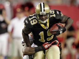 El receptor de Los Santos, Henderson, es abordado por el esquinero de Los Bucaneros.REUTERS  /