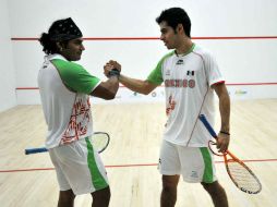 Arturo Salazar y Erick Galvez durante el juego de hoy. MEXSPORT  /