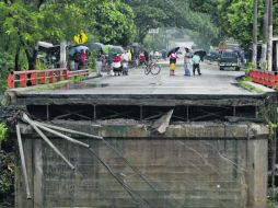 Residentes observan una carretera destrozada en Ateos, en El Salvador. AP  /