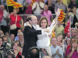 El candidato del PSOE a la presidencia, Alfredo Pérez Rubalcaba, corresponden al saludo de los asistentes a un acto político. EFE  /