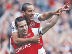 El holandés Robin Van Persie (abajo), fue autor de los dos goles del Arsenal. REUTERS  /