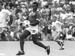 Pelé dijo que 'es normal' que Lionel Messi, considerado el mejor jugador de la actualidad, evite comparaciones. AP  /