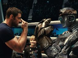 La película de robots boxeadores Gigantes de acero dominó la taquilla. AP  /