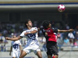 Eduardo Herrera de Pumas disputándose el balón con  Luis Robles del Atlas durante el Torneo Apertura mexicano 2011.AFP  /