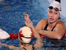 La estadounidense Anne Catherine Chandler (i) y la canadiense Ashley McGregor (d) durante un descanso. EFE  /