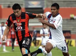 Jorge Marcelo Rodriguez de Jaguares y Ernesto Reyes de Atlante,durante el partido de Apertura 2011.AFP  /
