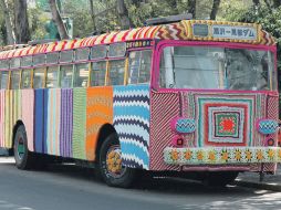El autobus es obra de Magda Sayeg, a quien se atribuye el inicio de estas tejidas intervenciones de arte. ESPECIAL  /