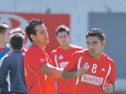 Marco Fabián (8) y sus compañeros durante el entrenamiento rojiblanco, ayer en Verde Valle.  /