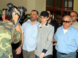 Shalit es escolatado por miembros de Hamas, antes de ser liberado. EFE  /